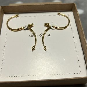 Stella & Dot gold tone arrow earrings